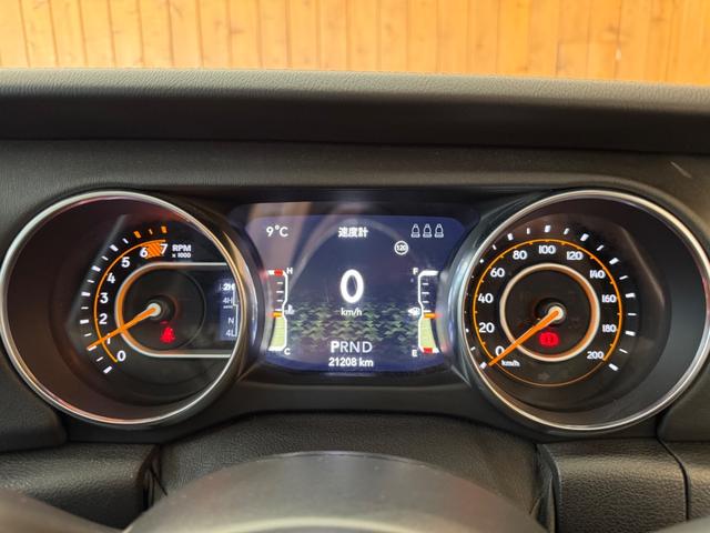 ジープ・ラングラーアンリミテッド サハラ 黒革シート ナビ TV Bカメラ 純正18インチAW LEDヘッドライト 衝突回避 ACC BSM シートヒーター ステアリングヒーター 1オーナー 禁煙(11枚目)