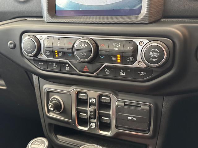 ジープ・ラングラーアンリミテッド サハラ 黒革シート ナビ TV Bカメラ 純正18インチAW LEDヘッドライト 衝突回避 ACC BSM シートヒーター ステアリングヒーター 1オーナー 禁煙(19枚目)