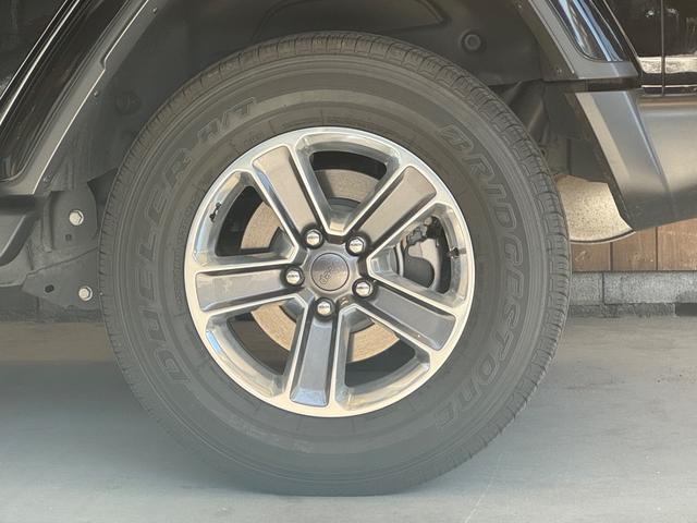 ジープ・ラングラーアンリミテッド サハラ 黒革シート ナビ TV Bカメラ 純正18インチAW LEDヘッドライト 衝突回避 ACC BSM シートヒーター ステアリングヒーター 1オーナー 禁煙(32枚目)