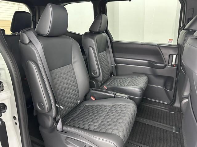 ヴォクシー ハイブリッドＳ－Ｚ　パワーウィンドウ　ＤＶＤ再生機能　インテリキー　横滑防止装置　地デジＴＶ　アクティブクルーズコントロール　フルオートエアコン　リアカメラ　エアバッグ　ＡＢＳ　１００Ｖ充電　ナビＴＶ　ＷＡＣ　キーレス（17枚目）