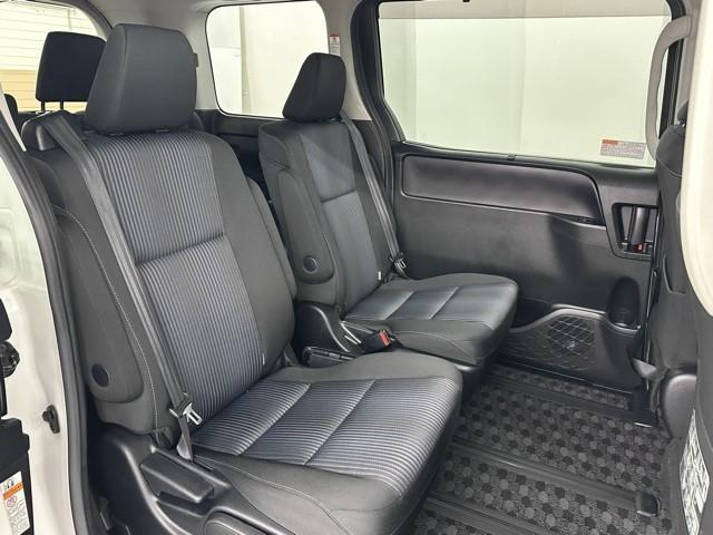 ヴォクシー ＺＳ　煌ＩＩ　スマートキー・プッシュスタート　バックガイドモニター　セキュリティアラーム　両側パワスラドア　１オーナー　ＥＴＣ車載器　地デジテレビ　ＶＳＣ　ＬＥＤライト　助手席エアバック　キーレスエントリー　ＡＣ（17枚目）