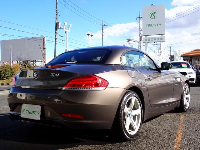 Ｚ４ ｓＤｒｉｖｅ２３ｉ　デザインピュアホワイト　ディーラー記録簿１４枚有　電動オープン　ホワイトレザー　シートヒーター　ウインドウリフレクター　ＨＤＤナビ　ＤＶＤ再生　ＥＴＣ　キセノンヘッドライト　純正１７インチＡＷ（14枚目）