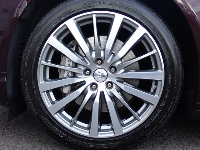 クアトロポルテ ベースグレード　正規Ｄ車　右Ｈ　可変マフラー　アイボリー革　ＢＳＭ　３ＬＶ６エンジン／３３０馬力　整備記録簿毎年有７枚　ハーマンカードン　フルセグＴＶ　バックカメラ　ヒーター付きメモリーパワーシート　スポーツサス（14枚目）