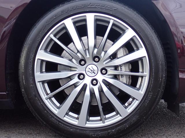 クアトロポルテ ベースグレード　正規Ｄ車　右Ｈ　可変マフラー　アイボリー革　ＢＳＭ　３ＬＶ６エンジン／３３０馬力　整備記録簿毎年有７枚　ハーマンカードン　フルセグＴＶ　バックカメラ　ヒーター付きメモリーパワーシート　スポーツサス（18枚目）