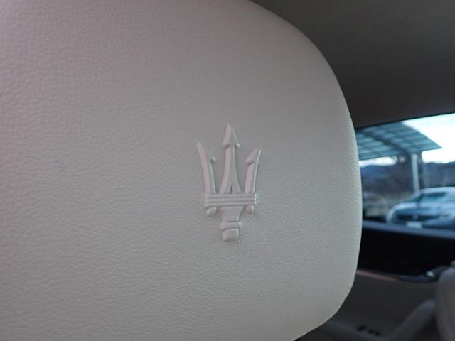 クアトロポルテ ベースグレード　正規Ｄ車　右Ｈ　可変マフラー　アイボリー革　ＢＳＭ　３ＬＶ６エンジン／３３０馬力　整備記録簿毎年有７枚　ハーマンカードン　フルセグＴＶ　バックカメラ　ヒーター付きメモリーパワーシート　スポーツサス（39枚目）