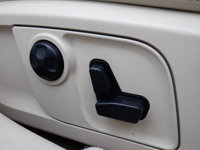 クアトロポルテ ベースグレード　正規Ｄ車　右Ｈ　可変マフラー　アイボリー革　ＢＳＭ　３ＬＶ６エンジン／３３０馬力　整備記録簿毎年有７枚　ハーマンカードン　フルセグＴＶ　バックカメラ　ヒーター付きメモリーパワーシート　スポーツサス（40枚目）