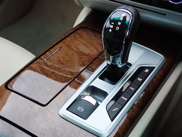 クアトロポルテ ベースグレード　正規Ｄ車　右Ｈ　可変マフラー　アイボリー革　ＢＳＭ　３ＬＶ６エンジン／３３０馬力　整備記録簿毎年有７枚　ハーマンカードン　フルセグＴＶ　バックカメラ　ヒーター付きメモリーパワーシート　スポーツサス（77枚目）