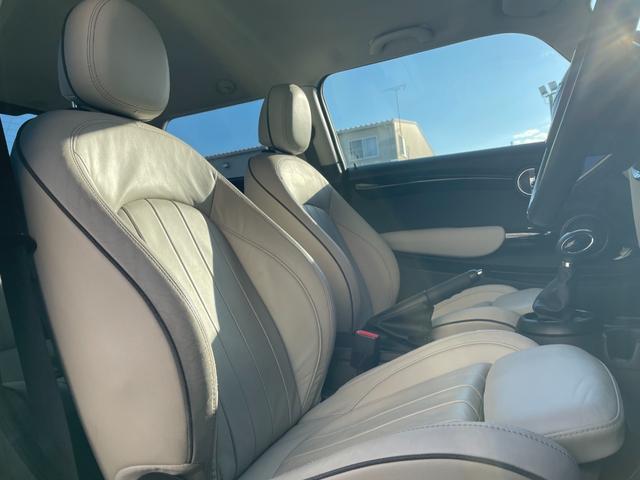 ＭＩＮＩ クーパーＤ　レザーシート　サテライトグレー　シートヒーター　クルーズコントロール　コンフォートアクセス　ＬＥＤヘッドライト・フォグ　オートライト　ナビ　Ｂｌｕｅｔｏｏｔｈ　ＵＳＢ　ＥＴＣ　１６ＡＷ　ＭＴモード付（8枚目）