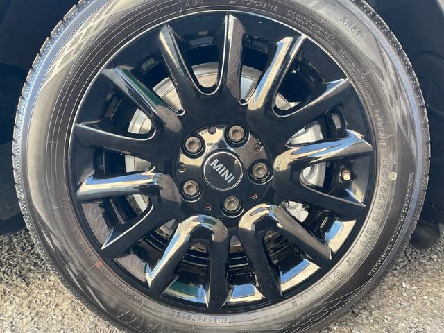 ＭＩＮＩ クーパーＤ　レザーシート　サテライトグレー　シートヒーター　クルーズコントロール　コンフォートアクセス　ＬＥＤヘッドライト・フォグ　オートライト　ナビ　Ｂｌｕｅｔｏｏｔｈ　ＵＳＢ　ＥＴＣ　１６ＡＷ　ＭＴモード付（13枚目）