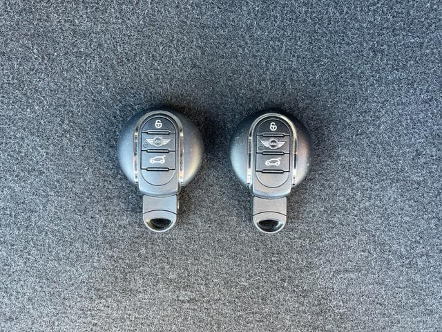 ＭＩＮＩ クーパーＤ　レザーシート　サテライトグレー　シートヒーター　クルーズコントロール　コンフォートアクセス　ＬＥＤヘッドライト・フォグ　オートライト　ナビ　Ｂｌｕｅｔｏｏｔｈ　ＵＳＢ　ＥＴＣ　１６ＡＷ　ＭＴモード付（15枚目）