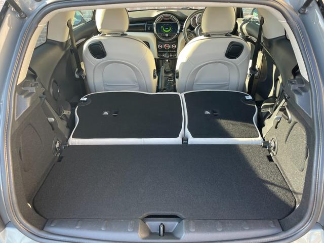 ＭＩＮＩ クーパーＤ　レザーシート　サテライトグレー　シートヒーター　クルーズコントロール　コンフォートアクセス　ＬＥＤヘッドライト・フォグ　オートライト　ナビ　Ｂｌｕｅｔｏｏｔｈ　ＵＳＢ　ＥＴＣ　１６ＡＷ　ＭＴモード付（17枚目）