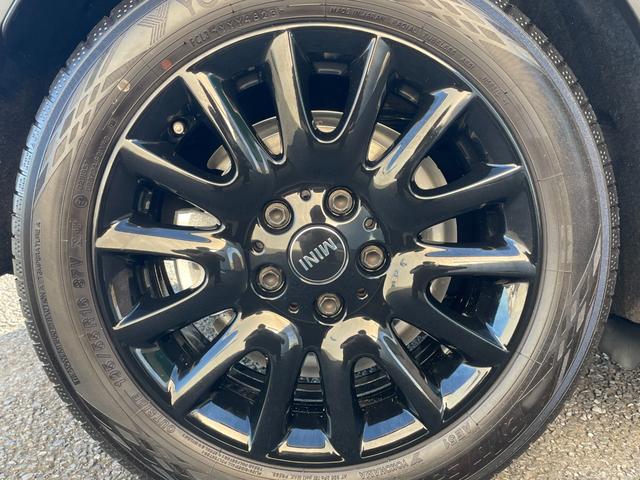 ＭＩＮＩ クーパーＤ　レザーシート　サテライトグレー　シートヒーター　クルーズコントロール　コンフォートアクセス　ＬＥＤヘッドライト・フォグ　オートライト　ナビ　Ｂｌｕｅｔｏｏｔｈ　ＵＳＢ　ＥＴＣ　１６ＡＷ　ＭＴモード付（43枚目）