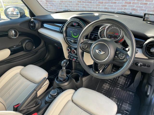 ＭＩＮＩ クーパーＤ　レザーシート　サテライトグレー　シートヒーター　クルーズコントロール　コンフォートアクセス　ＬＥＤヘッドライト・フォグ　オートライト　ナビ　Ｂｌｕｅｔｏｏｔｈ　ＵＳＢ　ＥＴＣ　１６ＡＷ　ＭＴモード付（50枚目）