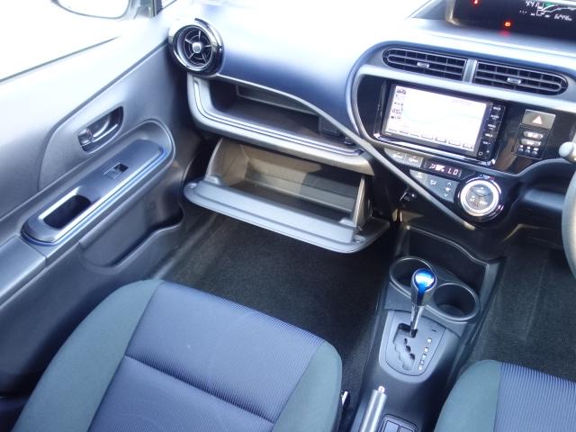 S ワンオーナー 禁煙車 純正SDナビ CD再生 Bluetooth対応 地デジTV キーレス ETC オートエアコン サイドバイザー Wエアバック ABS 記録簿付(13枚目)