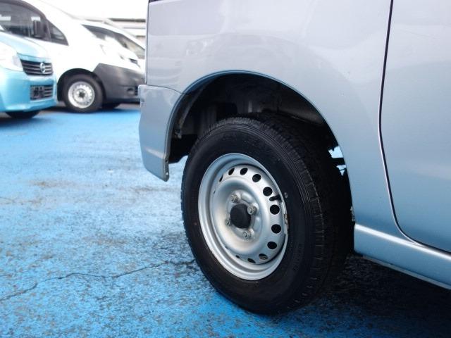 ハイゼットカーゴ スペシャル　禁煙車　ハイルーフ　社外メモリーナビ　地デジＴＶ　ＣＤ再生　録音機能搭載　ＵＳＢ接続　ＡＵＸ接続　ＥＴＣ　両側スライドドア　アイドリングストップ　Ｗエアバッグ　サイドドアバイザー　ルーフキャリア付（30枚目）