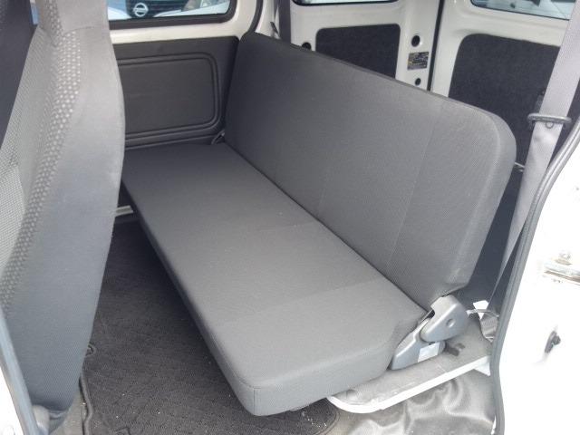 ハイゼットカーゴ ＤＸ　ＳＡＩＩＩ　禁煙車　社外メモリーナビゲーション　Ｂｌｕｅｔｏｏｔｈ接続　衝突軽減ブレーキ　バックカメラ　ＥＴＣ　キーレス　アイドリングストップ　ＣＤ　オートハイビーム　Ｗエアバック　ＡＢＳ　サイドドアバイザー（18枚目）