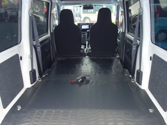 ハイゼットカーゴ ＤＸ　ＳＡＩＩＩ　禁煙車　社外メモリーナビゲーション　Ｂｌｕｅｔｏｏｔｈ接続　衝突軽減ブレーキ　バックカメラ　ＥＴＣ　キーレス　アイドリングストップ　ＣＤ　オートハイビーム　Ｗエアバック　ＡＢＳ　サイドドアバイザー（22枚目）