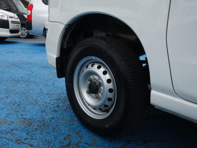 ハイゼットカーゴ ＤＸ　ＳＡＩＩＩ　禁煙車　社外メモリーナビゲーション　Ｂｌｕｅｔｏｏｔｈ接続　衝突軽減ブレーキ　バックカメラ　ＥＴＣ　キーレス　アイドリングストップ　ＣＤ　オートハイビーム　Ｗエアバック　ＡＢＳ　サイドドアバイザー（33枚目）