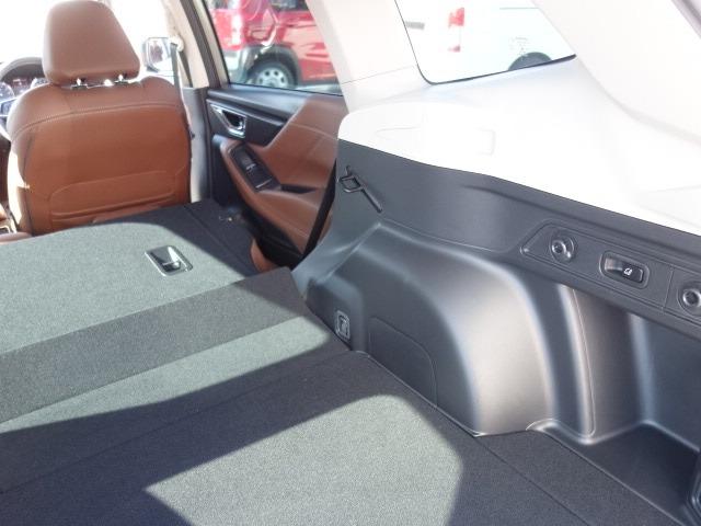 フォレスター アドバンス 禁煙車 本革シート サンルーフ アイサイト 4WD パワーバックドア ルーフレール 純正メモリーナビ フルセグTV CD/DVD再生 Bluetooth接続 USB接続 HDMI端子 バックカメラ(24枚目)