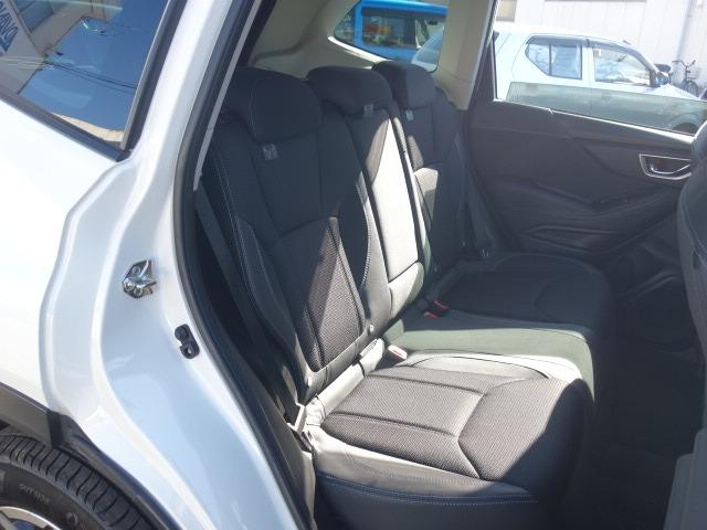 フォレスター ツーリング　禁煙車　アイサイト　４ＷＤ　ハーフレザーシート　純正メモリーナビ　フルセグＴＶ　ＣＤ／ＤＶＤ再生　Ｂｌｕｅｔｏｏｔｈ接続　バックカメラ　ＥＴＣ　スマートキー　パワーバックドア　デジタルインナーミラー（16枚目）