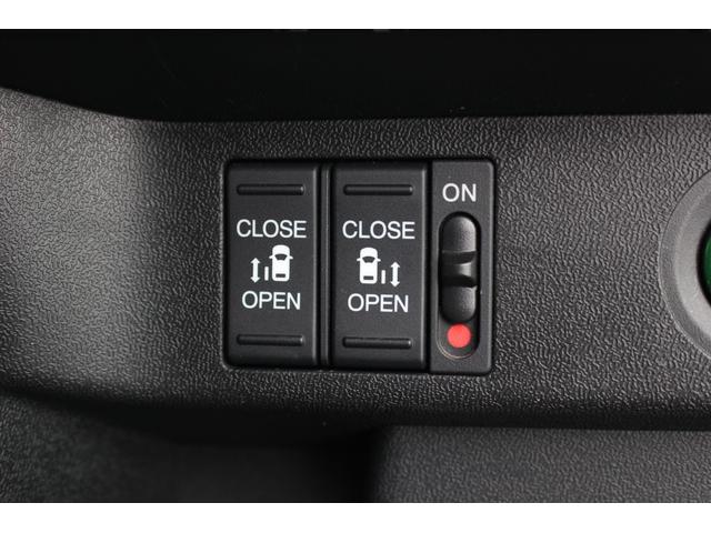 ステップワゴンスパーダ スパーダホンダセンシング　ＥＴＣ２．０　ＨｏｎｄａＳＥＮＳＩＮＧ　わくわくゲート　１６インチアルミ　ＦＡＢＴＥＣＴ撥水撥油シート大画面ナビ　バックカメラ　パドルシフト　スマートキー　７人乗り　フォグライト　両側電動スライド（17枚目）