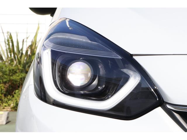 フィット ホーム 当社元試乗車 ETC HondaSENSING LEDヘッドライト CONNECTナビ 前後ドラレコバックカメラ ドアバイザー スマートキー フロアカーペット 電子制御パーキング アダプティブクルコン(8枚目)