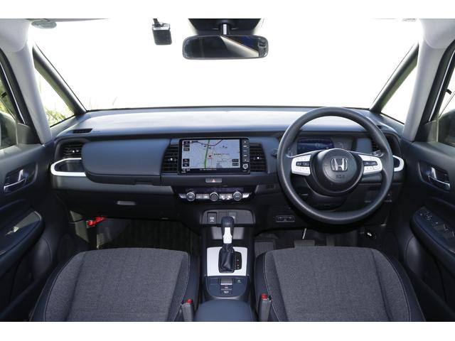 フィット ホーム 当社元試乗車 ETC HondaSENSING LEDヘッドライト CONNECTナビ 前後ドラレコバックカメラ ドアバイザー スマートキー フロアカーペット 電子制御パーキング アダプティブクルコン(9枚目)