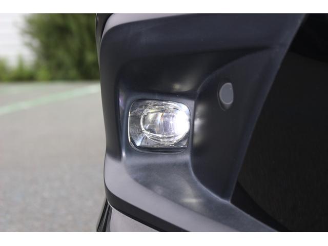 悪天候で前方や路肩が見えづらい時などに、クルマに近いところを左右に広く照らすＬＥＤフォグライト。