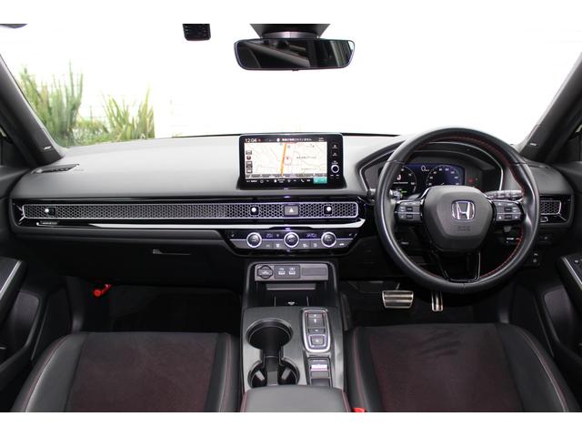 スポーティーな低めのドライビングポジション。ダッシュボードを遮るものがないので、視界良好です。