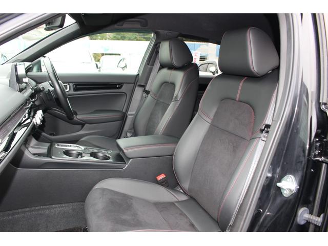 長時間乗っても疲れにくい、基本設計に優れたシートです。調整は電動でできます。