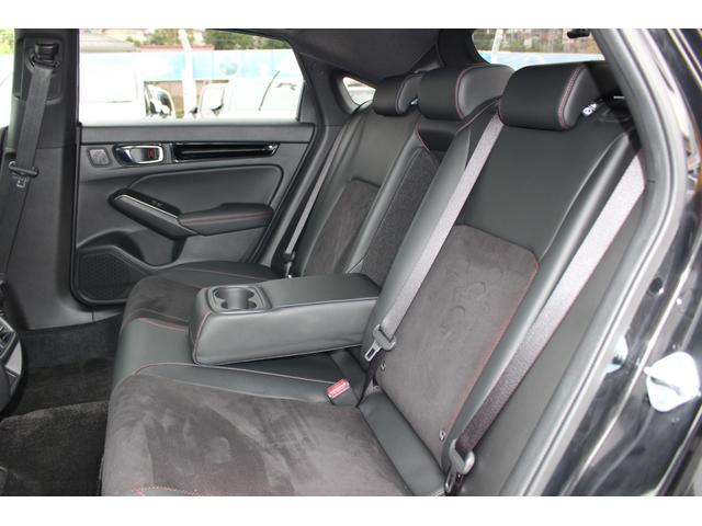 大人３人がムリなく掛けられるスペースを確保しています。