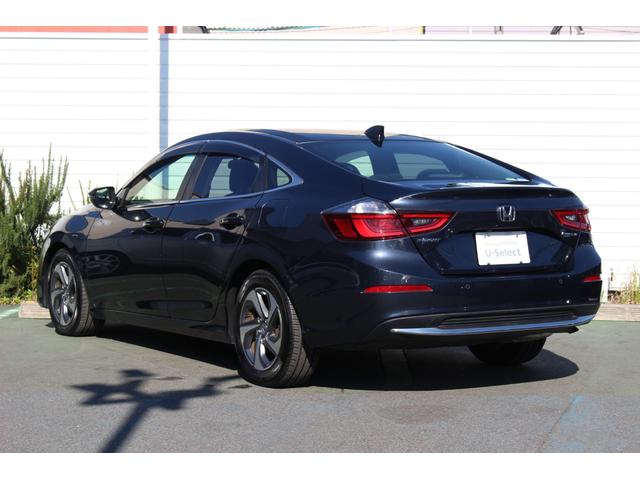 デザインモデラーの心と手によって造形を深めていく。その過程を繰り返すことで、上質な走りをも感じさせる力強いサーフェスを生み出した