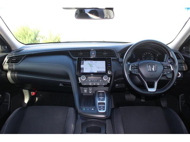 セダンならではの自然な運転ポジション。視界の良さも運転しやすさにつながります。