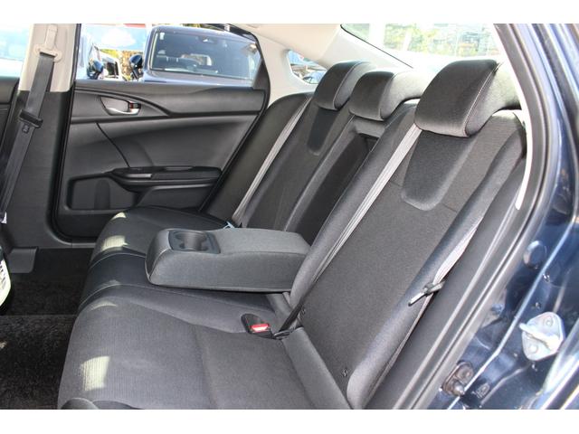 ゆとりの空間を誇る後席。　上質な移動時間を過ごせます。