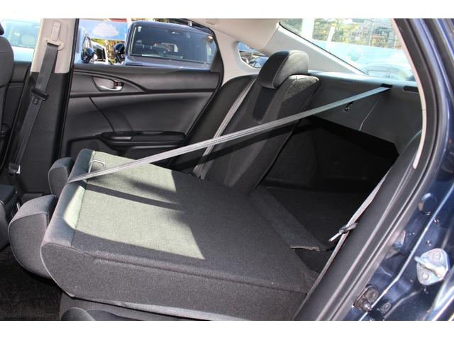 トランクスルー機構があり、長尺の荷物もらくらく積めます。