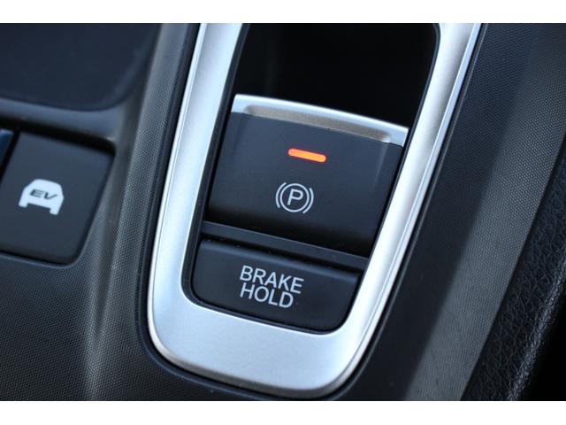 電子制御パーキングでブレーキホールド機能付きです。