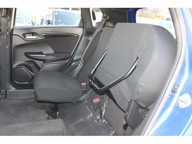 フィットハイブリッド Ｓパッケージ　１オーナー　純正ナビ　Ｂカメラ　ＲＳ大型リヤスポイラー　フォグライト　あんしんパッケージ　禁煙　点検記録簿　サイドエアバック　ワンセグテレビ　リアカメラ　ＵＳＢ　ＶＳＡ　クルコン　イモビライザー（13枚目）