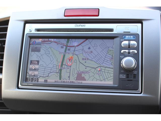 フリード Ｇエアロ　ＥＴＣ　ＨＩＤ　スマートキーシステム　イモビライザー　純正１５インチアルミ　左側電動スライドドア　ギャザズ純正ナビゲーション　ドアバイザー　フロアカーペット　フォグライト　助手席エアバッグ　盗難防止（3枚目）