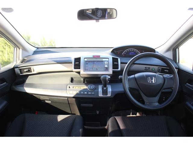 フリード Ｇエアロ　ＥＴＣ　ＨＩＤ　スマートキーシステム　イモビライザー　純正１５インチアルミ　左側電動スライドドア　ギャザズ純正ナビゲーション　ドアバイザー　フロアカーペット　フォグライト　助手席エアバッグ　盗難防止（9枚目）