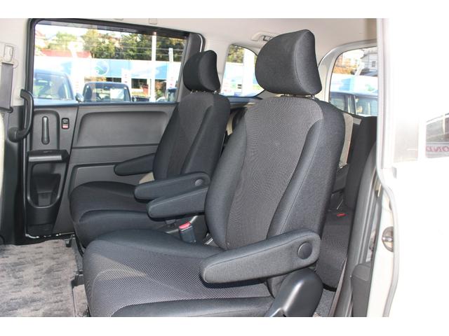 フリード Ｇエアロ　ＥＴＣ　ＨＩＤ　スマートキーシステム　イモビライザー　純正１５インチアルミ　左側電動スライドドア　ギャザズ純正ナビゲーション　ドアバイザー　フロアカーペット　フォグライト　助手席エアバッグ　盗難防止（11枚目）