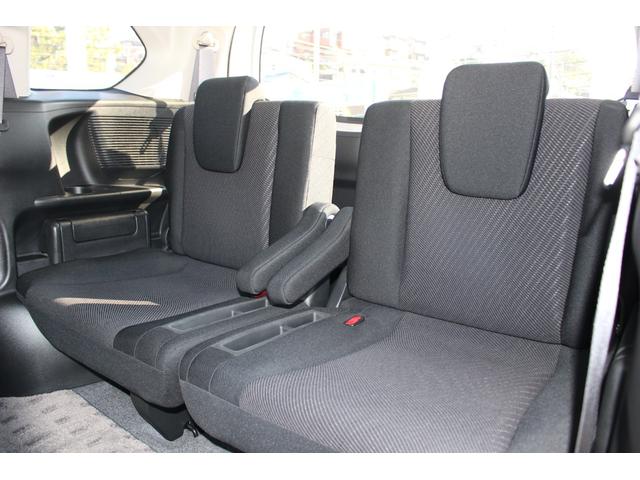 フリード Ｇエアロ　ＥＴＣ　ＨＩＤ　スマートキーシステム　イモビライザー　純正１５インチアルミ　左側電動スライドドア　ギャザズ純正ナビゲーション　ドアバイザー　フロアカーペット　フォグライト　助手席エアバッグ　盗難防止（12枚目）