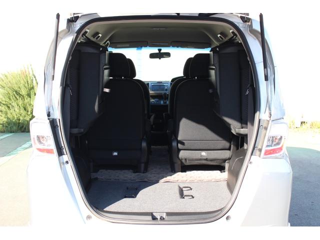 フリード Ｇエアロ　ＥＴＣ　ＨＩＤ　スマートキーシステム　イモビライザー　純正１５インチアルミ　左側電動スライドドア　ギャザズ純正ナビゲーション　ドアバイザー　フロアカーペット　フォグライト　助手席エアバッグ　盗難防止（13枚目）