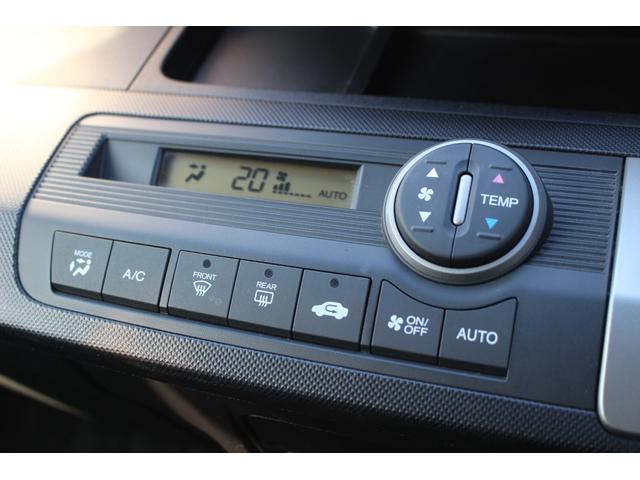 フリード Ｇエアロ　ＥＴＣ　ＨＩＤ　スマートキーシステム　イモビライザー　純正１５インチアルミ　左側電動スライドドア　ギャザズ純正ナビゲーション　ドアバイザー　フロアカーペット　フォグライト　助手席エアバッグ　盗難防止（14枚目）