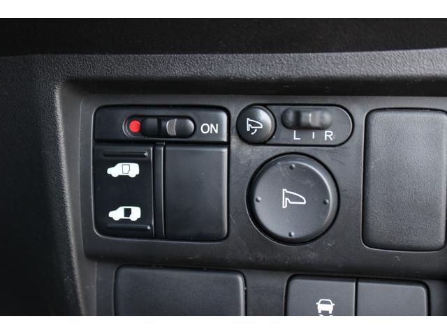 フリード Ｇエアロ　ＥＴＣ　ＨＩＤ　スマートキーシステム　イモビライザー　純正１５インチアルミ　左側電動スライドドア　ギャザズ純正ナビゲーション　ドアバイザー　フロアカーペット　フォグライト　助手席エアバッグ　盗難防止（16枚目）