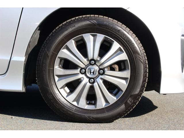 フリード Ｇエアロ　ＥＴＣ　ＨＩＤ　スマートキーシステム　イモビライザー　純正１５インチアルミ　左側電動スライドドア　ギャザズ純正ナビゲーション　ドアバイザー　フロアカーペット　フォグライト　助手席エアバッグ　盗難防止（19枚目）