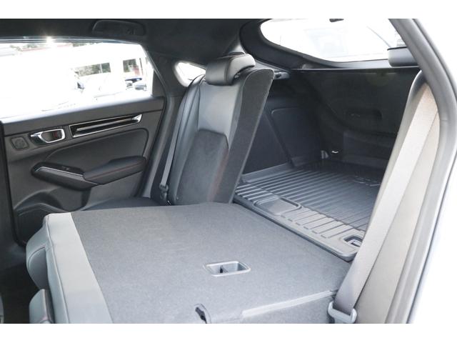 シビック ｅ：ＨＥＶ　ＨｏｎｄａＳＥＮＳＩＮＧ　トラフィックジャムアシスト　ＬＥＤフォグライト　前後ドラレコ　運転席助手席パワーシート　ＢＯＳＥプレミアムサウンド　ワイヤレス充電器　バックカメラ　Ｂｌｕｅｔｏｏｔｈ　記録簿（12枚目）