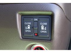 電動スライドドアは運転席スイッチや、スマートキーから操作可能です。 3