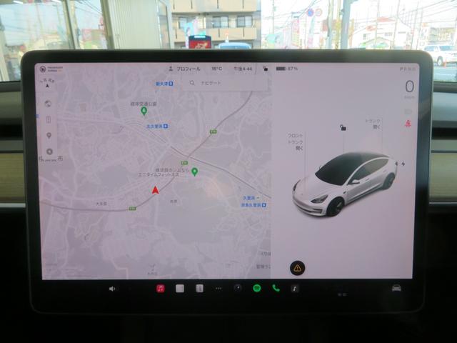 モデル３ ＲＷＤ　ワンオーナー　禁煙車　メーカーナビ　サイド・バックモニター　ＥＴＣ　オートパイロット　ガラスルーフ　カードキー２つ　ＬＥＤライト　オートライト　革巻きステアリング　ステアリングスイッチ（11枚目）