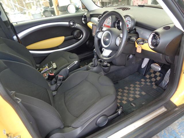 ＭＩＮＩ クーパーＳ　正規ディーラー車　キーレス　ＨＤＤナビ　ＤＶＤ再生　ＥＴＣ　ＨＩＤライト　オートＡＣ　Ｗエアバッグ　ＡＢＳ　電動格納ミラー　記録簿　取説（3枚目）