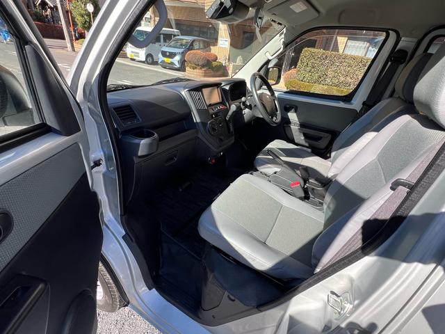 タウンエースバン 　ＧＬ　純正ナビ　ＴＶ　バックカメラ　ＥＴＣ　キーレス　ドライブレコーダー　５人乗り　アイドリングストップ　セーフティ－センス（16枚目）